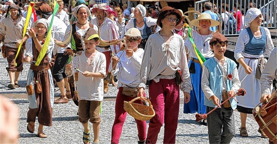 Mit Jubel und Kanonenschlägen