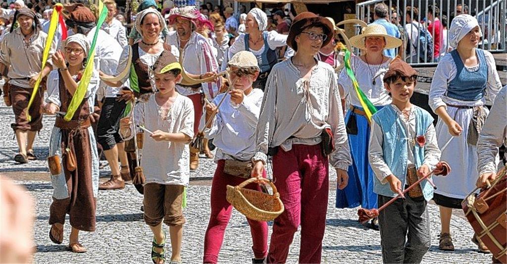 Mit Jubel und Kanonenschlägen