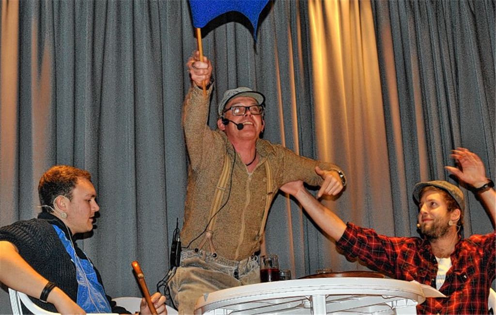 So bringt man Farbe ins Spiel: Immer was zum Bruddeln haben Steffen Kurfiß (v. li.), Trainer Ralph Augenstein und Thomas Kurfiß bei der Aufführung der Aktiven Kicker. 