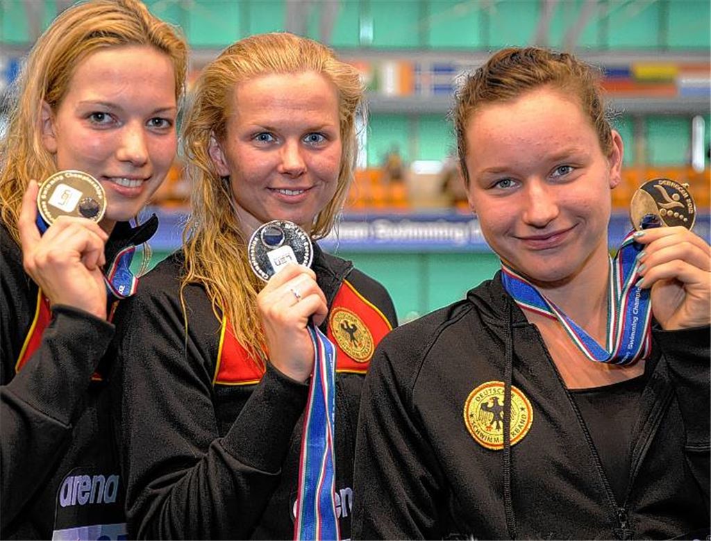 So ein Bild darf es bei Olympia gerne wieder geben: Daniela Schreiber, Britta Steffen und Silke Lippok (v.li.) posieren mit ihren Goldmedallien bei der Europameisterschaft in Debrecen/Ungarn, wo die deutsche Staffel über 4x100 Meter Freistil triumphierte. Foto: dpa