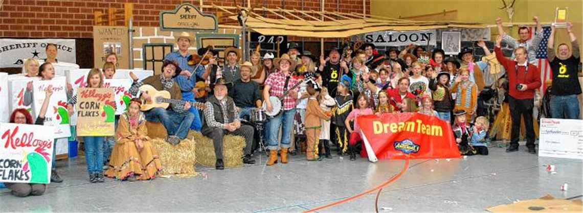 So feiern Sieger: Das frischgebackene „Dream Team“ des TSV Ötisheim hat Kreativität und Einsatzfreude bewiesen und innerhalb von drei Stunden eine atemberaubende Zeitreise absolviert.