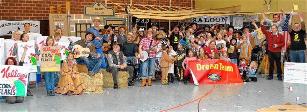 So feiern Sieger: Das frischgebackene „Dream Team“ des TSV Ötisheim hat Kreativität und Einsatzfreude bewiesen und innerhalb von drei Stunden eine atemberaubende Zeitreise absolviert.