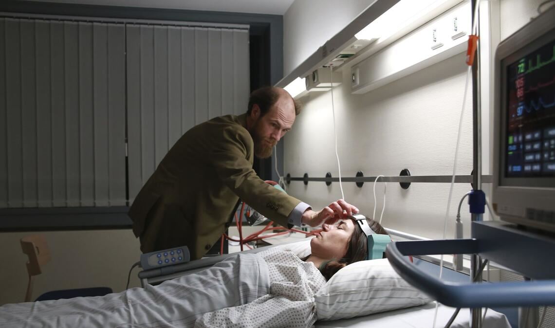 So ganz überzeugt ist der Psychiater Schneider (Robert Gwisdek) selbst nicht, dass er  Eva Hütter (Nadine Dubois) entlocken kann, wo ihr Sohn steckt.