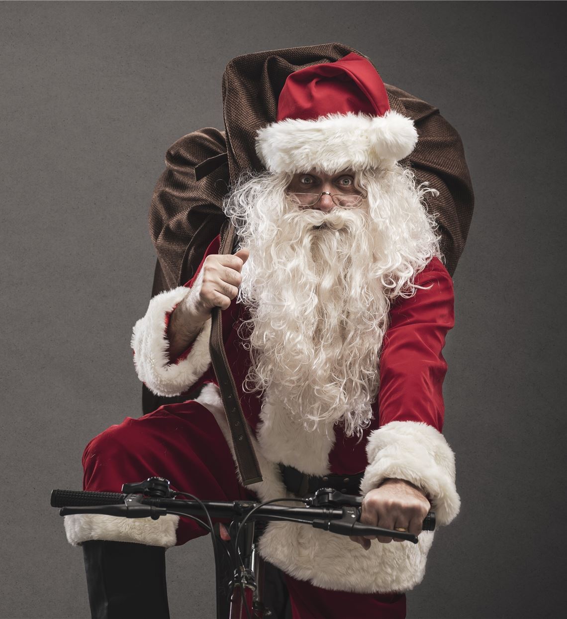 So grimmig schaut der Nikolaus nur, wennRadler in der dunklen Jahreszeit ohne Licht unterwegs sind. Symbolbild: stock.adobe.com