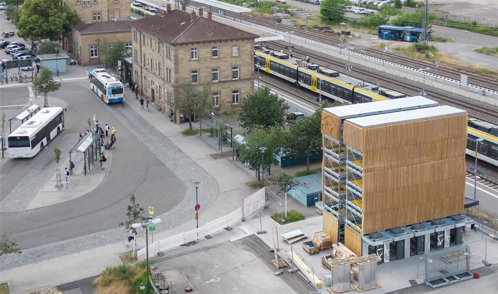 So gut wie fertig: Das Mühlacker Fahrradparkhaus in direkter Nähe zu den Gleisen und zum Busbahnhof. Foto: Fotomoment