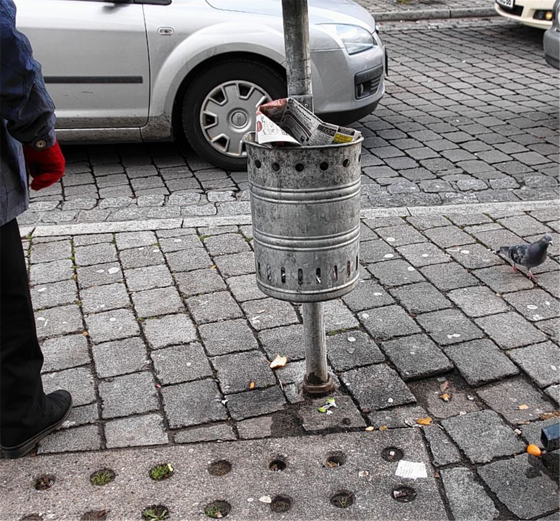 So gut wie voll: Abfallkorb an der Bahnhofstraße. 