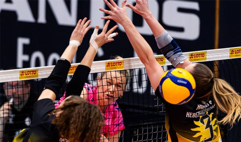 So kann es gehen: Antonia Stautz, die Kapitänin von Allianz MTV Stuttgart,  schlägt den Ball durch den Block des VfB Suhl.