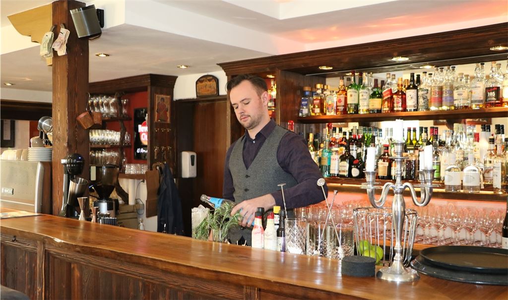 So kennen Stammgäste der Gaststätte „Zum Scheffelhof“ Steffen Schlagentweith: Er ist hinter dem Tresen oder im Restaurant im Einsatz. Der 24-Jährige hat sich in seiner Sparte zuletzt als Kammersieger durchsetzen können. Foto: Willimek