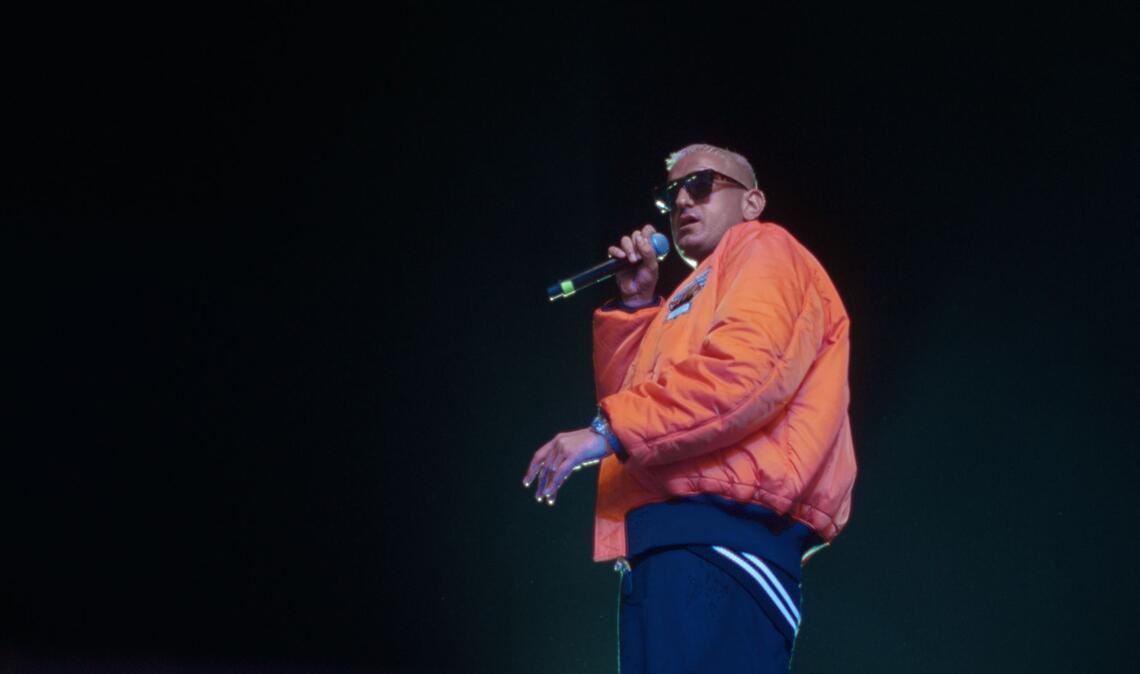 So kennen viele Fans Haftbefehl, als umjubelten Star auf der Bühne.