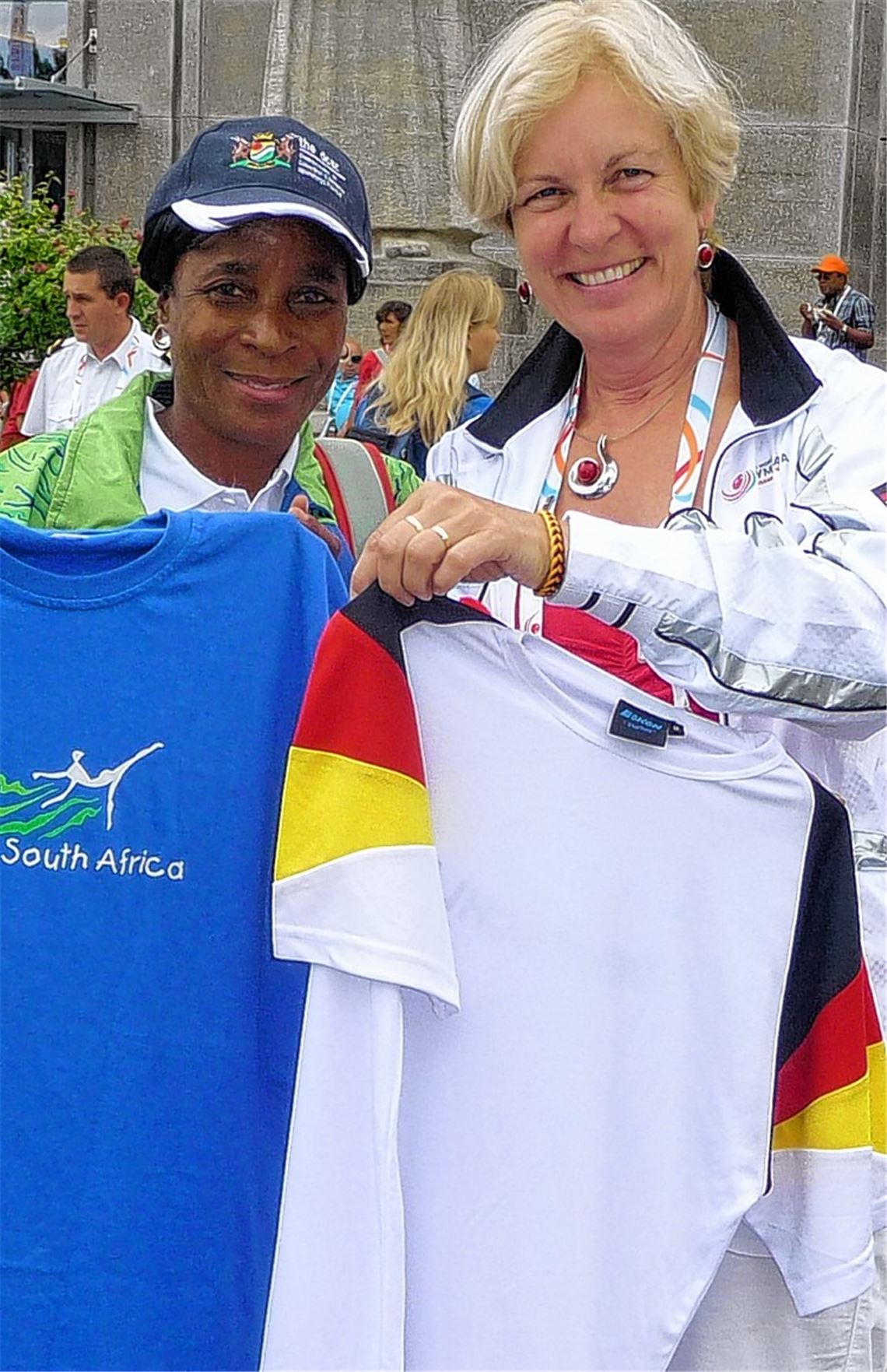 So kennt die Turnwelt Sibylle Richter (re.): Als Mittlerin zwischen den Sportarten und Nationen. Hier tauscht die DTB-Vizepräsidentin aus Mühlacker bei der Welt-Gymnaestrada in Lausanne ihr T-Shirt mit einer Teilnehmerin aus Südafrika. Archivfoto: privat
