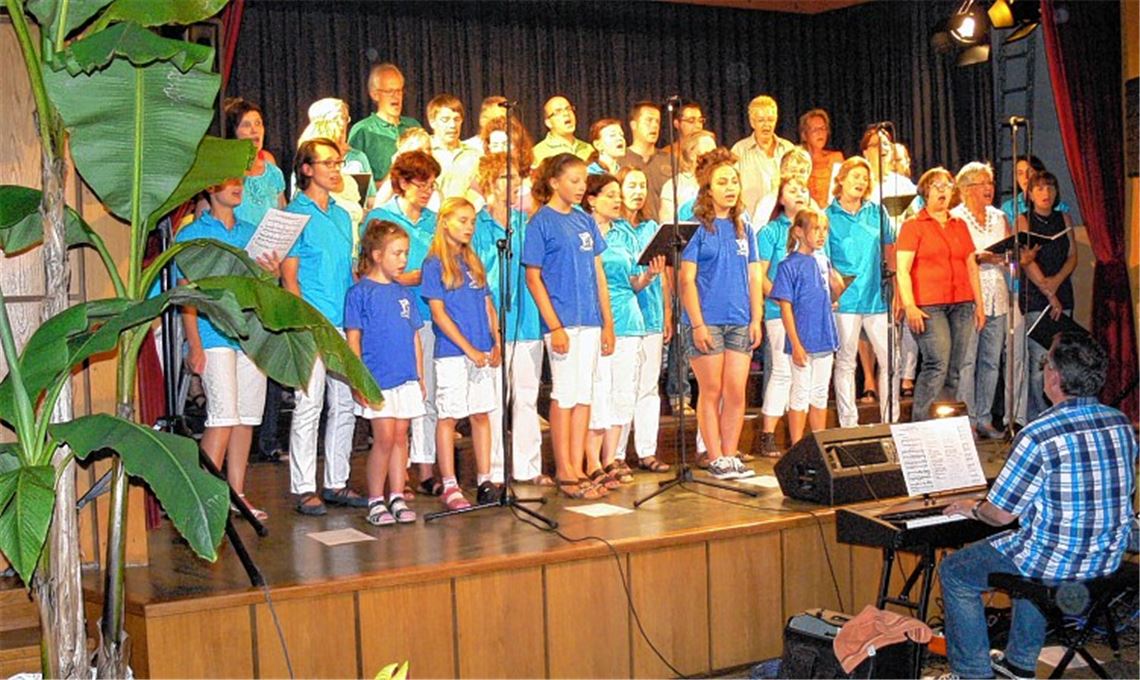 „So klingt der Sommer“: die Chöre der Harmonie Diefenbach, der Kinderchor, der Junge Chor „Feel Harmony“ und der gemischte Chor im Sternenfelser Bürgersaal. Foto: Garhöfer