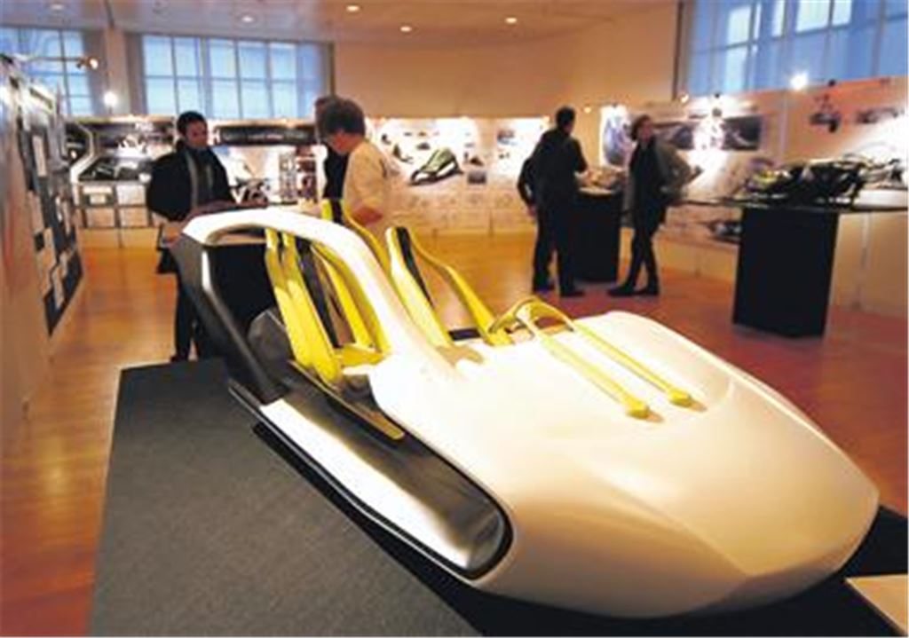 So könnte das Interieur eines 7er BMW in naher Zukunft aussehen: die Anordnung der Sitze variabel, ebenso die Entscheidung des Chauffeurs, ob er links oder rechts sitzend sein Fahrzeug lenken möchte. Ein Entwuf von Florian Richter aus dem westfälischen Münster.
Foto: Kollros
