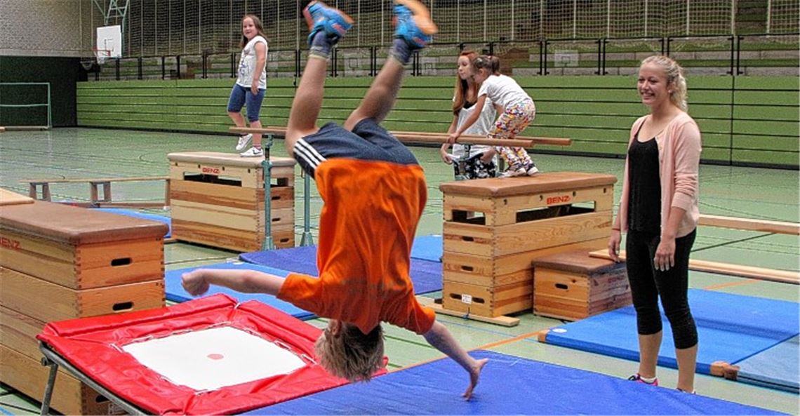 So kommt keine Ferien-Langeweile auf: In einer Bewegungslandschaft aus Turngeräten dürfen die Kinder unter Aufsicht nach Herzenslust toben. Fotos: Eigner
