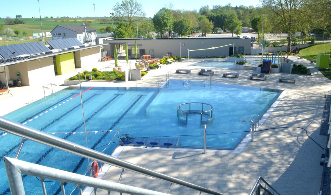 So leer wie auf diesem Bild war es in der vergangenen Saison im Knittlinger Freibad selten. Es wurde ein neuer Besucherrekord aufgestellt. Fotos: Archiv Stahlfeld