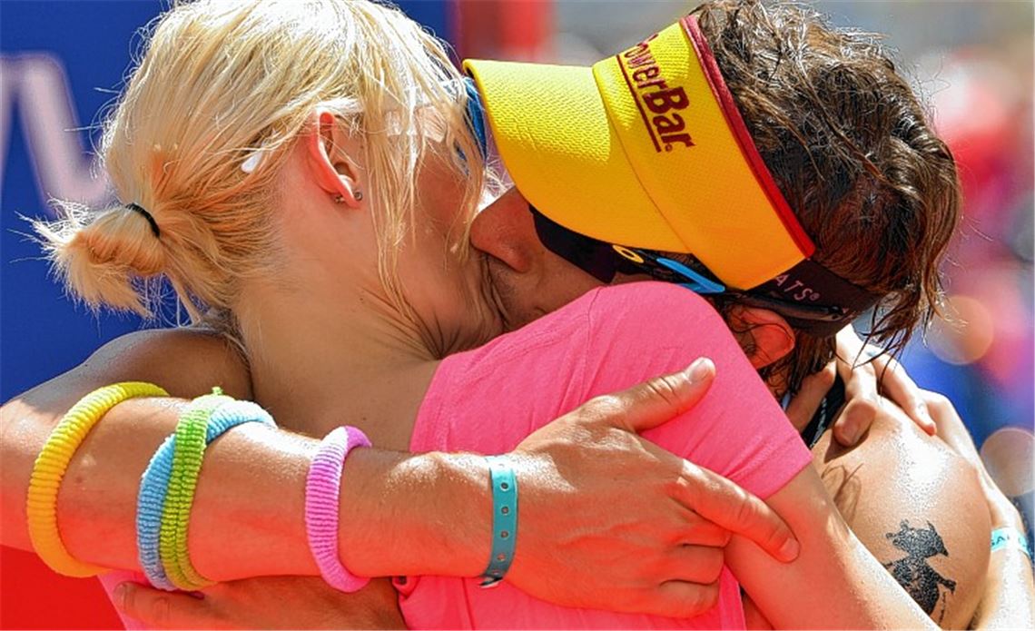 So macht Siegen umso mehr Spaß: Lebensgefährtin Christine Schleifer empfängt Sebastian Kienle bei der Ironman-Europameisterschaft im Ziel mit einem innigen Kuss. Foto: dpa