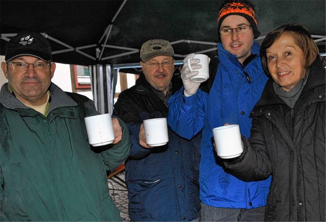 So macht der Winter Spaß: ein Glühwein wie hier am Neujahrstag in Mühlhausen (Bild li.) oder Eishockey auf der Eislaufbahn in Ötisheim.
