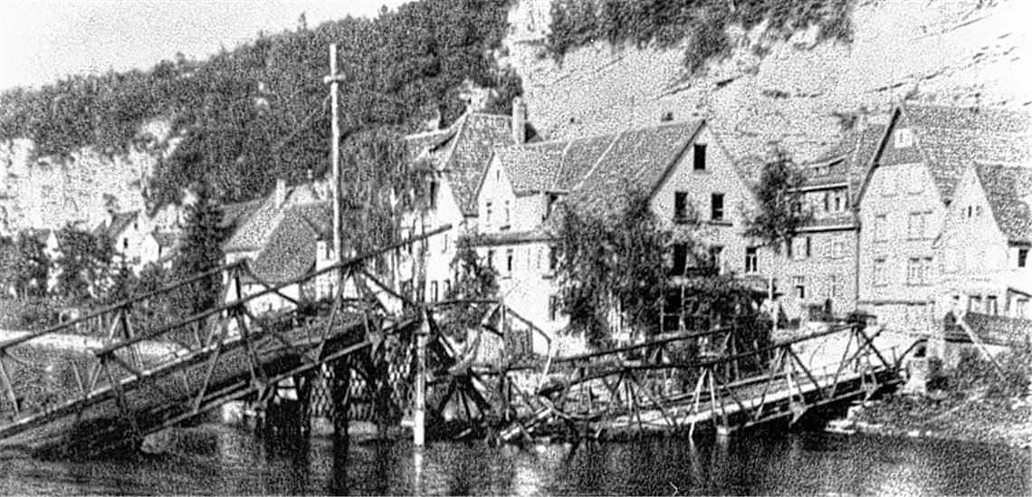 So präsentiert sich im Mai 1945 die von Deutschen gesprengte Herrenwaagbrücke am alten Rathaus.Fotos: Lore Schatten (Vorlage: Stadtarchiv Mühlacker), Becker (1)