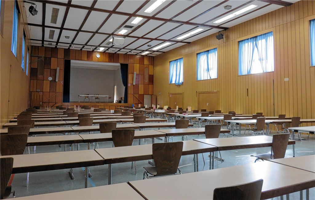 So präsentierte sich die Festhalle den Stadträten Mitte Juni bei einem Ortstermin, als es noch darum ging, auszuloten, wie die für 2020 einkalkulierten 50000 Euro am sinnvollsten investiert werden sollten. Inzwischen stellen sich sehr viel grundsätzlichere Fragen.Becker