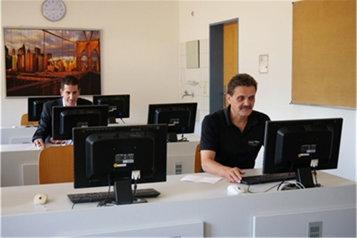 So sähe Unterricht im EDV-Raum mit Gefangenen aus, hier nachgestellt von Anstaltsleiter Frank Jansen (links) und dem stellvertretenden Werkdienstleiter Rudi SchlittenhardtFriedrich