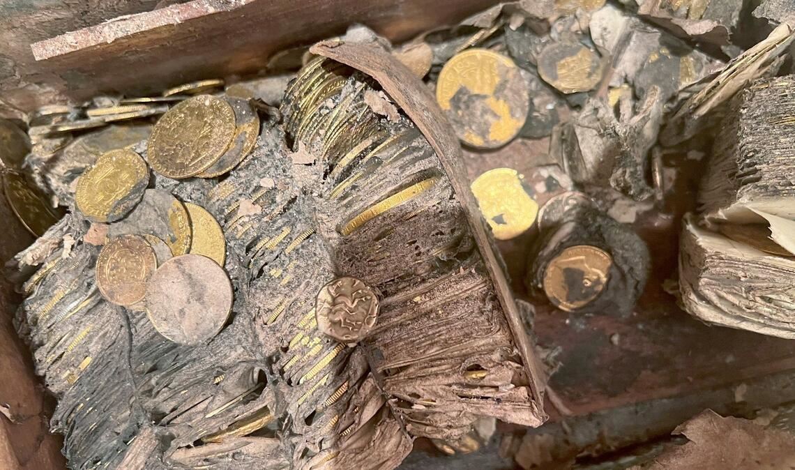 So sah der Münzschatz aus, als er aus der Erde geholt wurde.