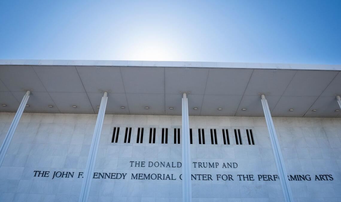 So sah die Aufschrift auf der Fassade der Kultureinrichtung nach der Umbenennung in Trump Kennedy Center aus. (Archivbild)