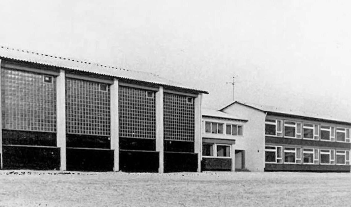So sah die Mehrzweckhalle Ingerkingen mit der Verbindung zur Schule im Original aus, der gelungene erste Entwurf vom Büro Pfalzer und Schenk stammt aus dem Jahr 1964. Die schönen Glasbausteine fielen einem Umbau zum Opfer lange vor dem Entwurf von Atelier Kaiser Shen.
