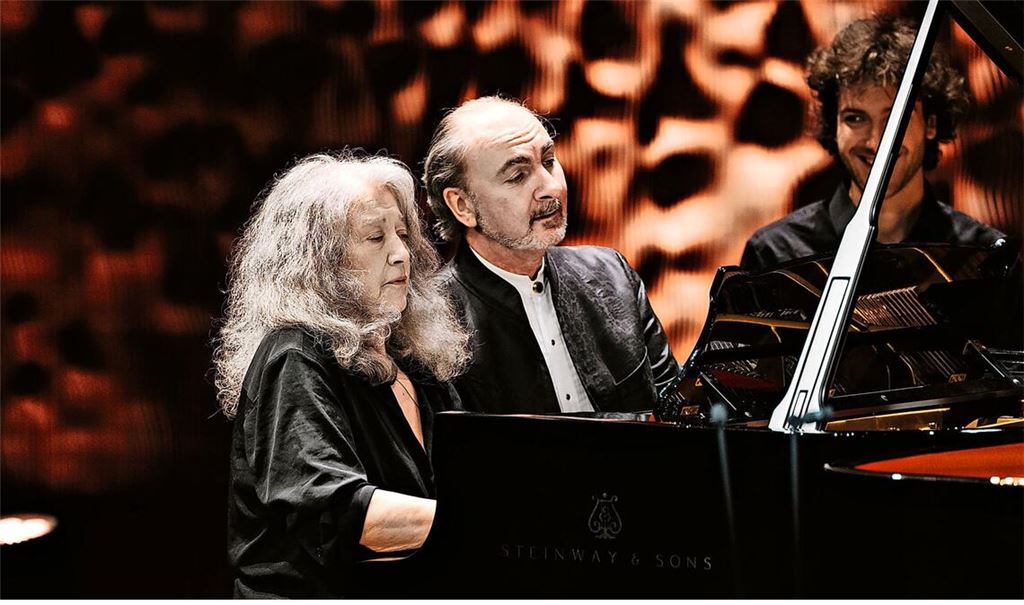 So saßen Martha Argerich und Jura Margulis auch in Stuttgart zeitweise nebeneinander am Flügel.
