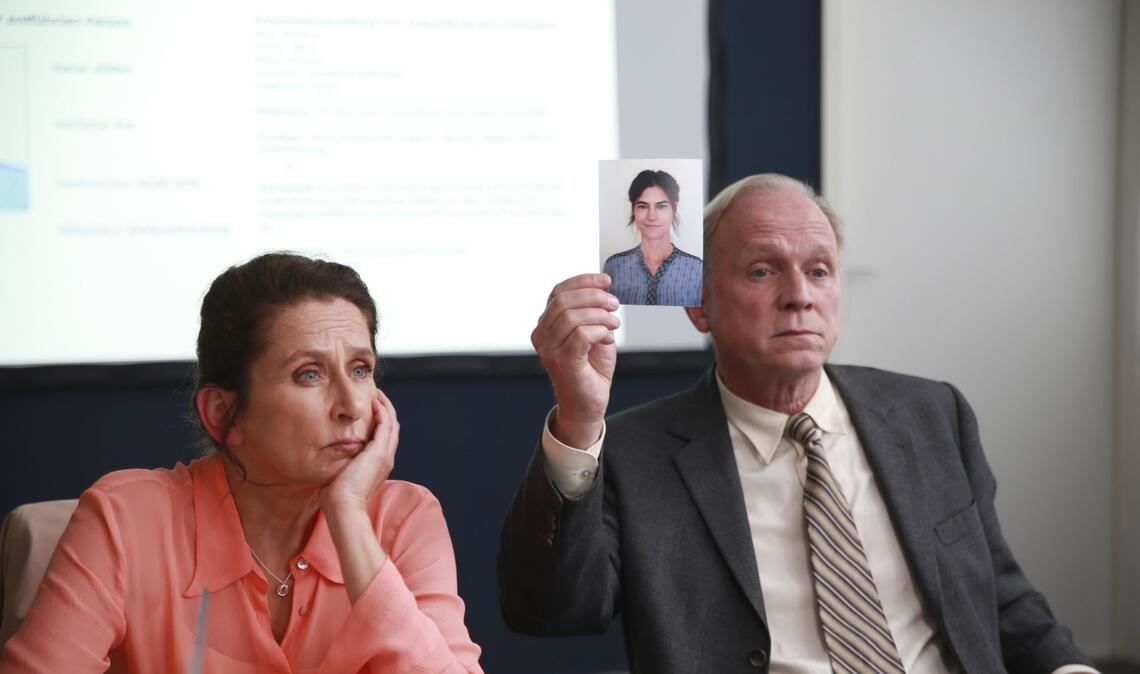 So schaut die gesuchte Frau aus. Magda Wächter (Barbara Philipp) und Felix Murot (Ulrich Tukur) vor der Ermittlungsgruppe.