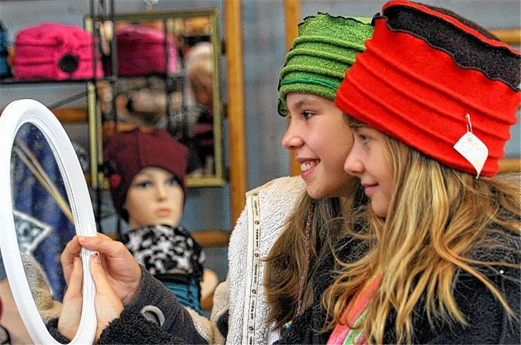 So schick mit Hut: Die Freundinnen Katharina Rothmann (12) und Sonja Grünewald (12) probieren auf dem Illinger Kunsthandwerkermarkt mit viel Spaß Kopfbedeckungen aus Filz an. Die Bewertung: gar nicht mal schlecht, aber noch nicht ganz ihr Style. Fotos: Hansen