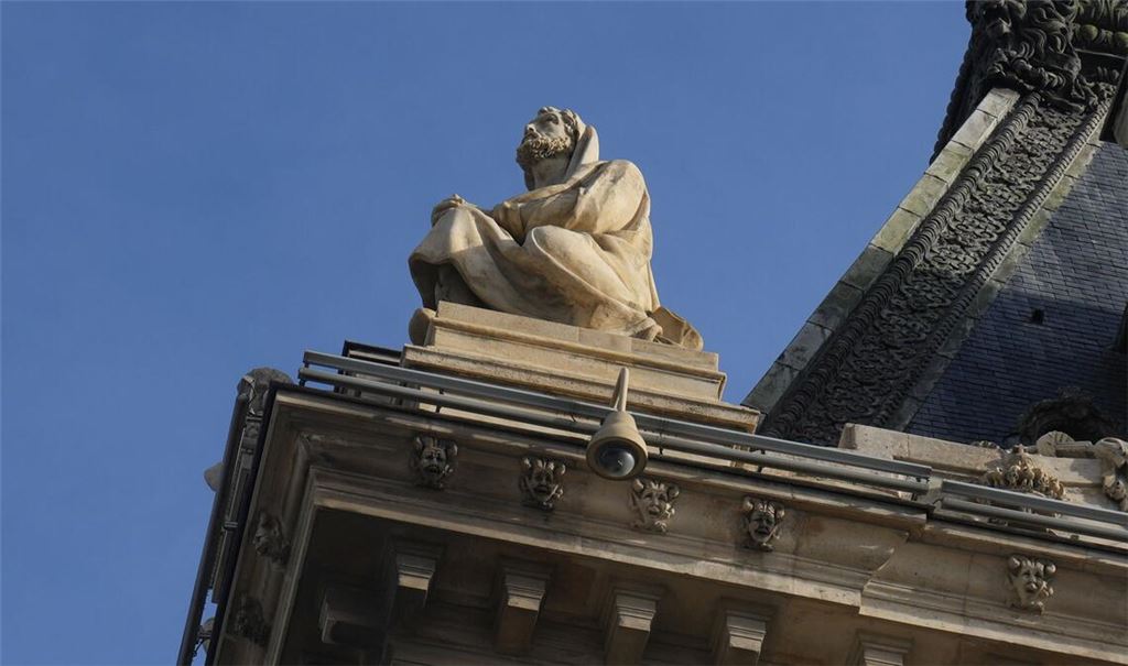 So schlecht, wie gedacht, war das Sicherheitssystem des Louvre  nicht: eine Überwachungskamera an der Außenfassade: