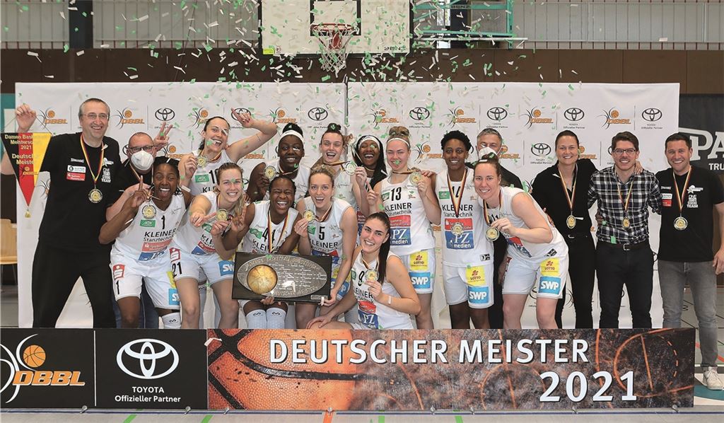 So sehe Sieger aus: Die Rutronik Stars Keltern dürfen nach dem dritten Sieg im dritten Finalspiel gegen die GiroLive Panthers Osnabrück den Gewinn der Deutschen Meisterschaft bejubeln.Fotos: Rubner