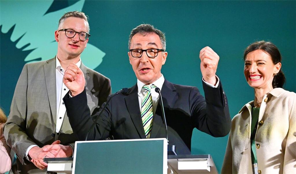 So sehen Sieger aus. Cem Özdemir (Grüne) jubelt vor seinen Anhängern.