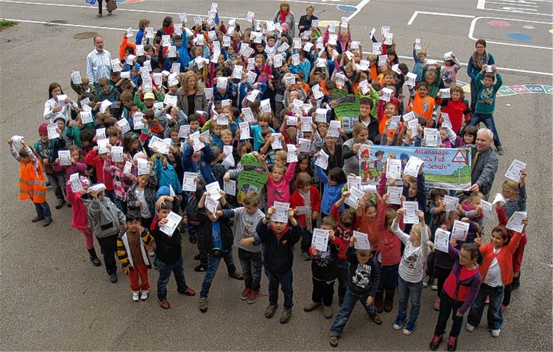 So sehen Sieger aus: Die Zu-Fuß-zur-Schule-Aktion wird ein voller Erfolg.