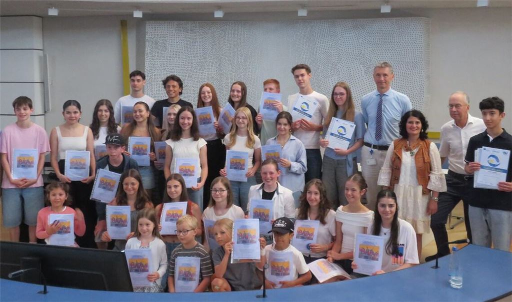So sehen Sieger aus: Stolz zeigen die 28 Preisträgerinnen und Preisträger des 72. Europäischen Wettbewerbs aus der Region ihre Urkunden. Foto: privat
