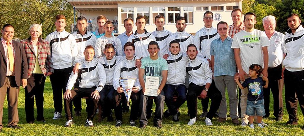 So sehen Sieger und Gratulanten aus: Die 08-Meister-Mannschaft unter anderem mit Bürgermeister-Stellvertreterin Heidemarie Roller, dem Fußball-Kreisvorsitzenden Gerhard Schwörer (2. v. r.) und Abteilungsleiter Sergio de Sousa (li.). Foto: Kollros