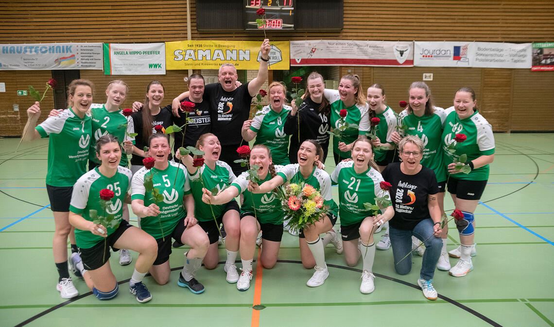 So sehen Siegerinnen aus: die Meistermannschaft der SG Niefern/Mühlacker mit Trainer Michael Griechisch.