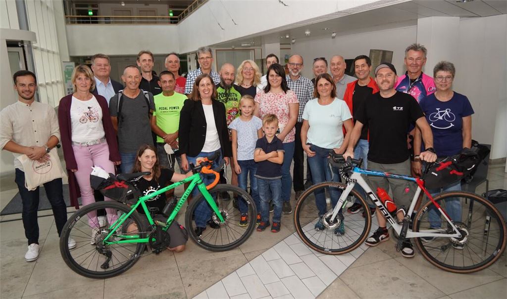 So sehen die Sieger des diesjährigen Stadtradelns im Enzkreis aus. Glückwünsche kommen auch von der Ersten Landesbeamtin Hilde Neidhardt (Achte von links). Foto: Roller
