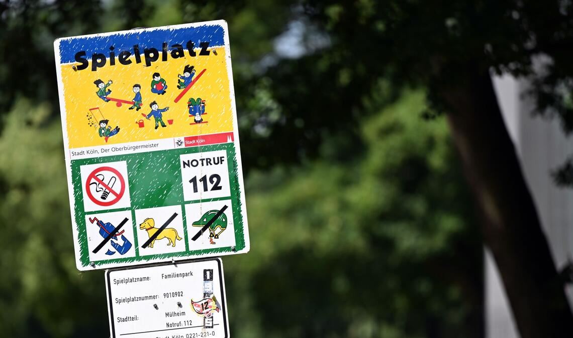 So sehen viele Kölner Spielplatz-Schilder bislang aus - sie sollen erneuert werden. (Archiv)