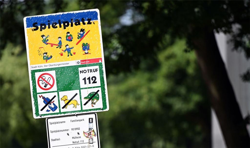 So sehen viele Kölner Spielplatz-Schilder bislang aus - sie sollen erneuert werden. (Archiv)