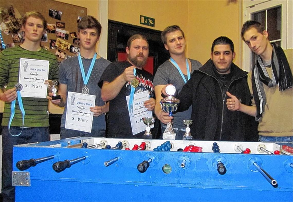 So seh’n Sieger aus (v. li.): Janick Wolf und Patric Staib (SanJoh Ersingen) sowie Patrick Mahler, Stephan Efferenn, Tolga Harmis und Ciro Coppolla (ProZwo Mühlacker). Foto: Enzkreis