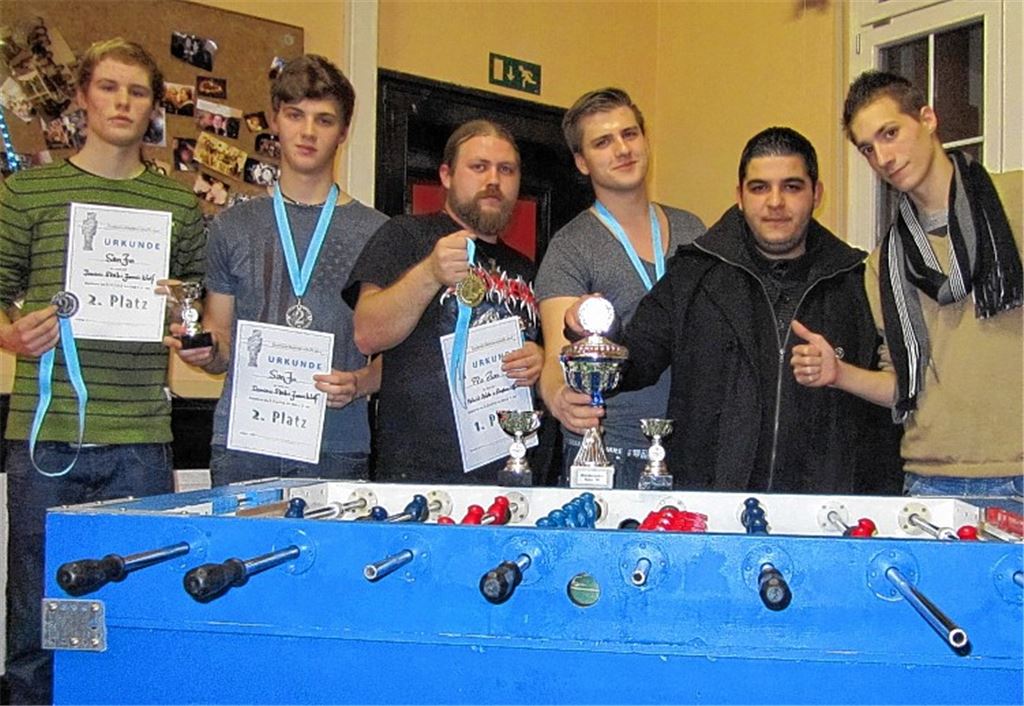 So seh’n Sieger aus (v. li.): Janick Wolf und Patric Staib (SanJoh Ersingen) sowie Patrick Mahler, Stephan Efferenn, Tolga Harmis und Ciro Coppolla (ProZwo Mühlacker). Foto: Enzkreis