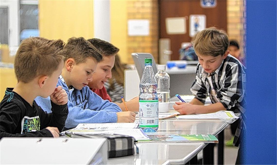 So sieht Englischunterricht in der Gemeinschaftsschule aus: Die Fünftklässler widmen sich im Gruppenraum im kleinen Kreis eigenständig und konzentriert ihren Aufgaben. 