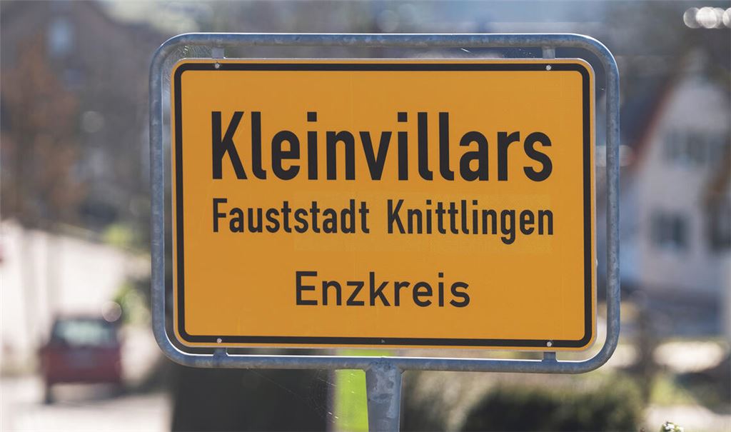 So sieht das Ortsschild aktuell aus. Foto: Fotomoment