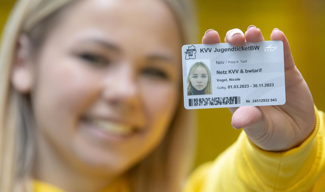 So sieht der (Werbe-)Idealfall aus: Eine glückliche Jugendliche präsentiert das in diesem Fall vom Karlsruher Verkehrs-Verbund ausgestellte JugendticketBW.Foto: Minist. für Verkehr BW