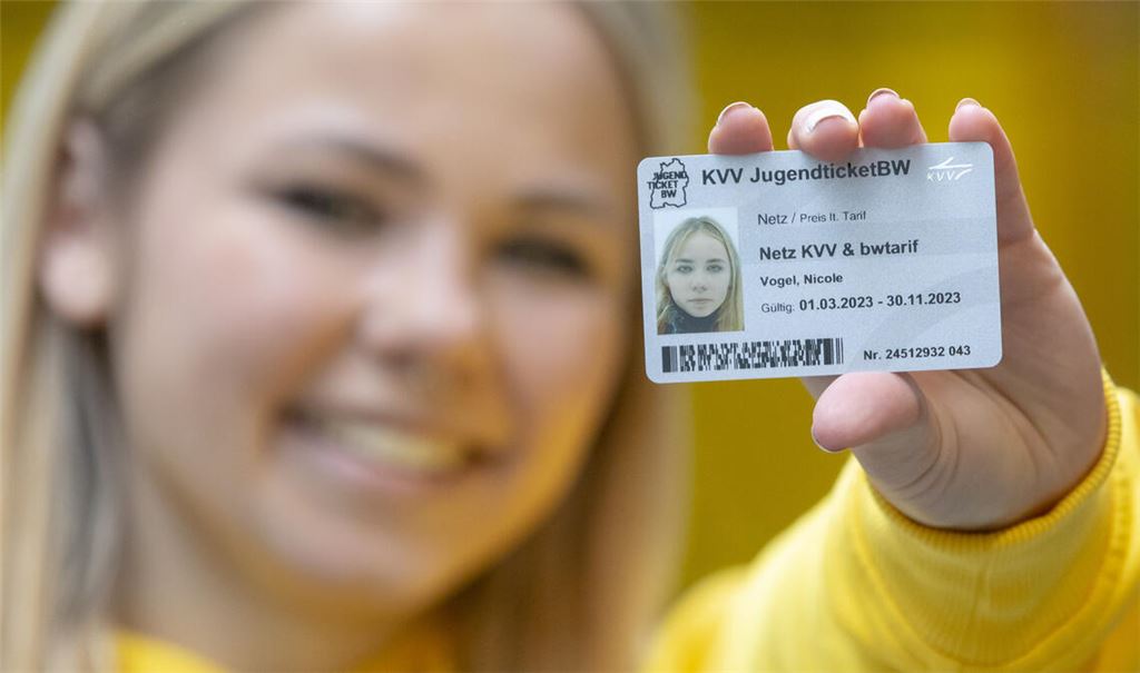 So sieht der (Werbe-)Idealfall aus: Eine glückliche Jugendliche präsentiert das in diesem Fall vom Karlsruher Verkehrs-Verbund ausgestellte JugendticketBW.Foto: Minist. für Verkehr BW