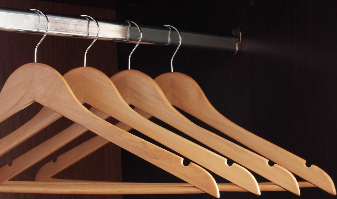 So sieht ein ordentlicher Kleiderschrank aus: Sogar der Abstand der Kleiderbügeln ist  zentimetergenau nachgemessen.