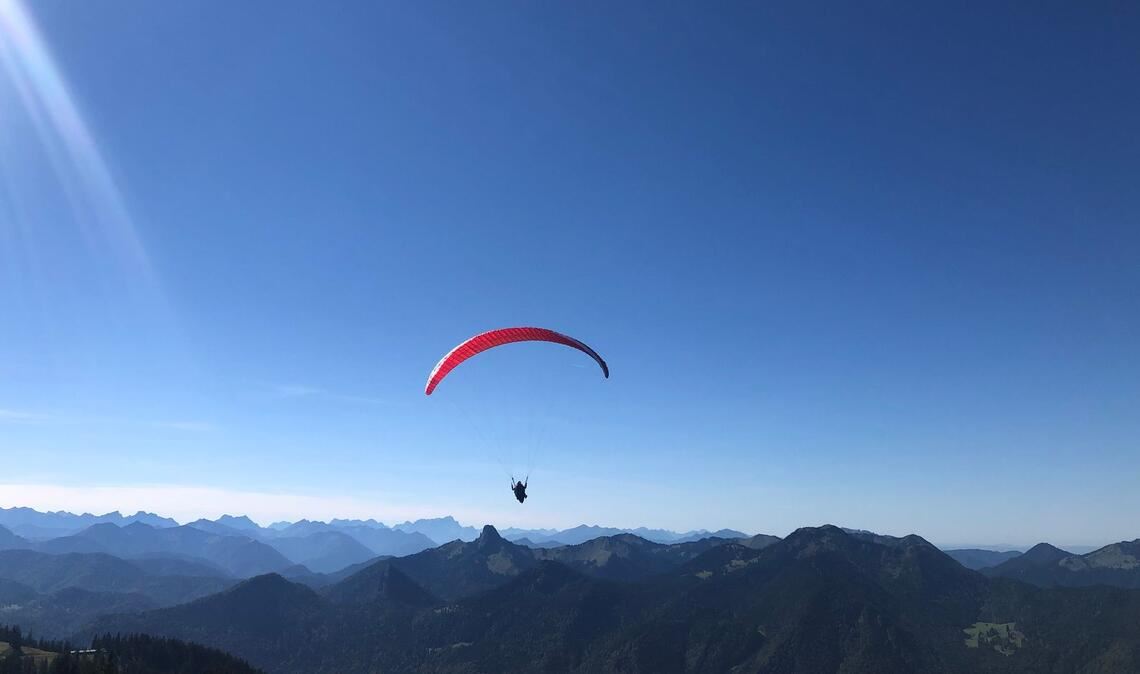 So sieht es eigentlich aus, wenn Menschen mit einem Gleitschirm durch die Luft schweben.