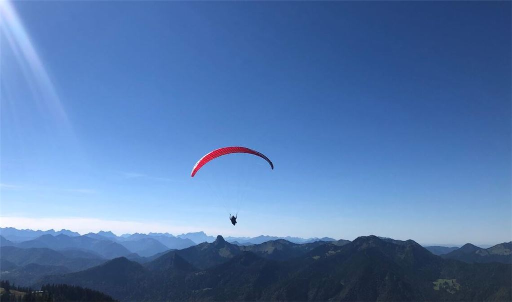 So sieht es eigentlich aus, wenn Menschen mit einem Gleitschirm durch die Luft schweben.