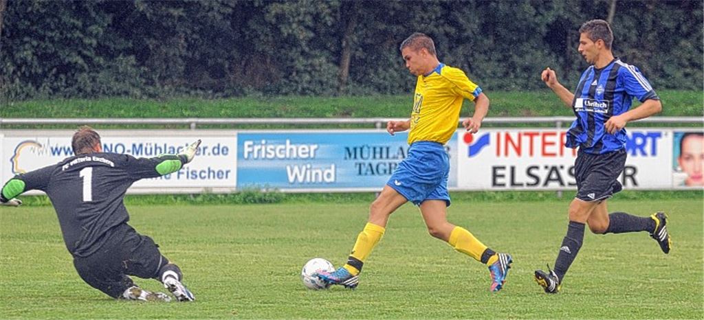 So soll es gegen den FV Knittlingen am Sonntag nicht laufen: Am ersten Spieltag machte der 1. FC Bauschlott (in Gelb) beim FC Viktoria Enzberg das Tempo und die Tore. Die Mannschaft von Sascha John schaute nur zu. Diese Szene, die das 0:4 nach sich zog, fing unser Fotograf bereits vor dem Pausenpfiff ein. 