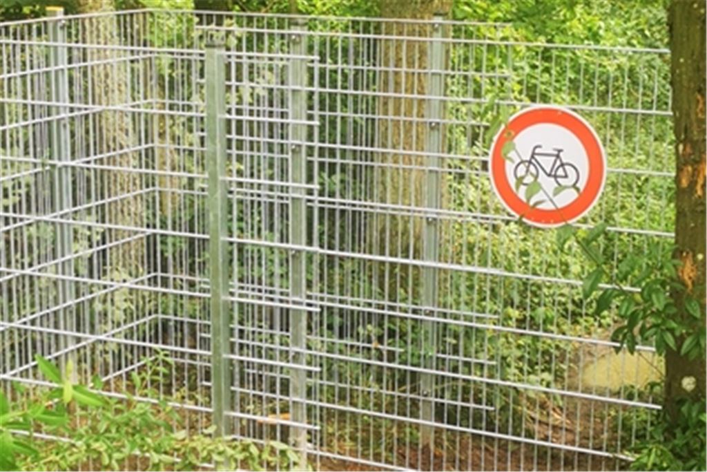 So soll es nicht mehr sein: Sperrung einer wilden Mountainbike-Strecke durch die Stadt am Chataque-Turm. Foto: Archiv (p)